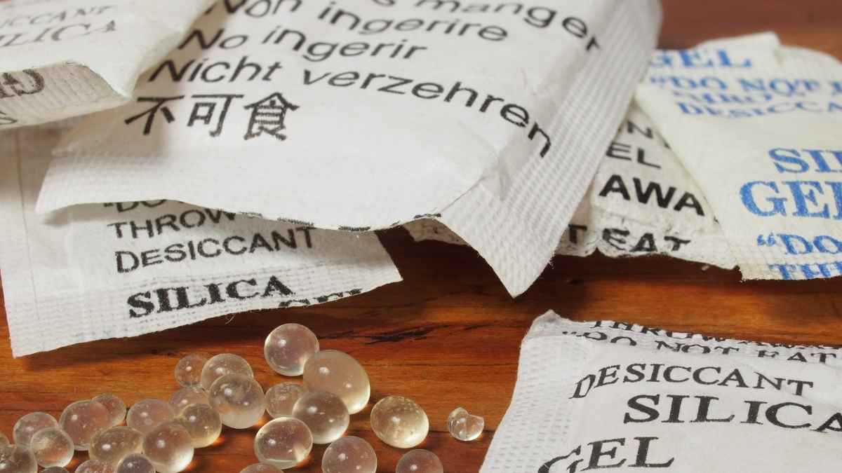 Bolsitas de sílice de las cajas de zapatos con perlas de gel, útiles para absorber humedad