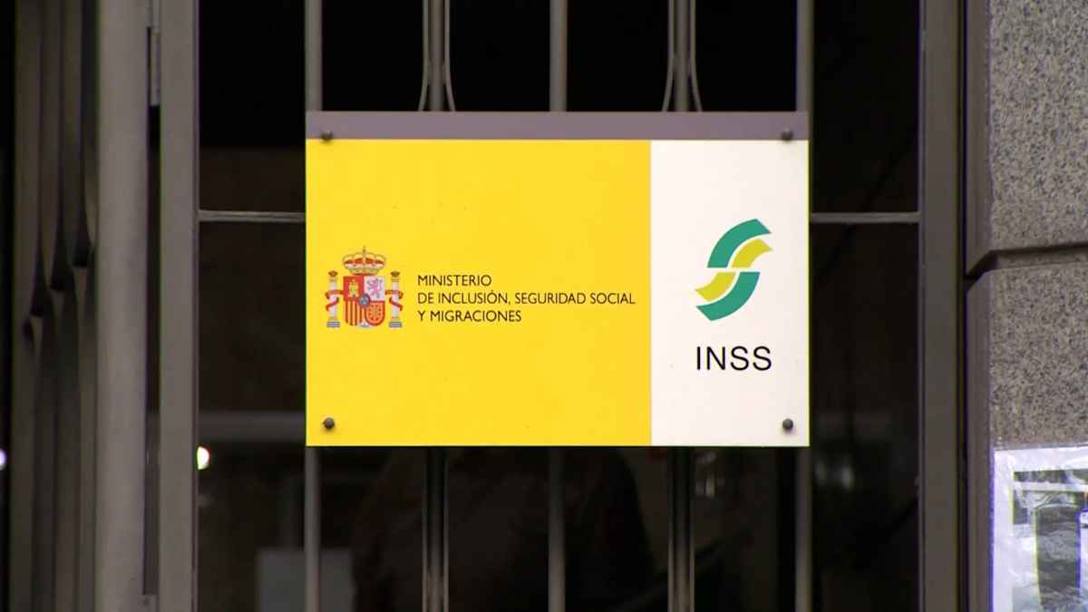 Cartel del INSS, organismo que pagará 61.000 euros a una trabajadora tras caída fuera del trabajo.