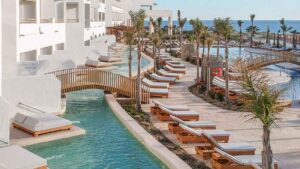 Zahara de los Atunes, el pueblo gaditano que acoge al que es considerado uno de los mejores hoteles del mundo