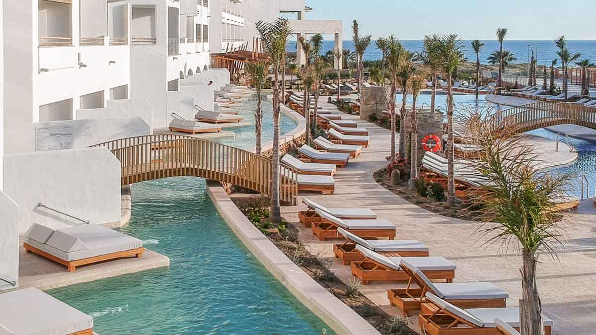 Piscinas y tumbonas del Hotel Zahara Beach & Spa en Zahara de los Atunes, Cádiz