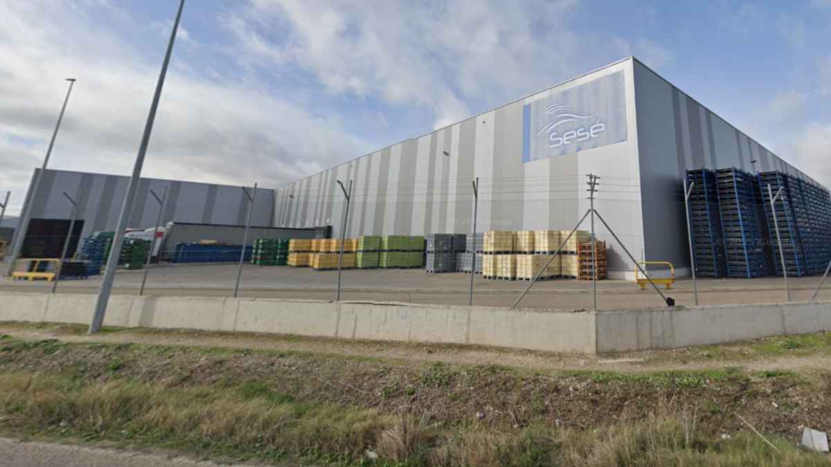Nave de Grupo Logístico Sesé en Laguna de Duero, Valladolid, donde se ofrecen 20 vacantes para carretilleros.
