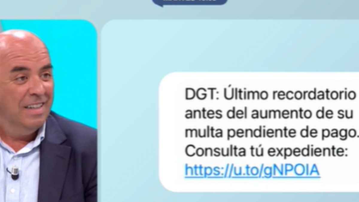 El abogado Juan Manuel Medina junto a un ejemplo de SMS falso de multas de tráfico.