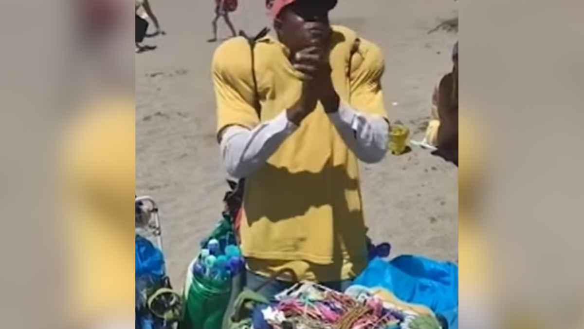 Abu, conocido como el Camarón africano, vendiendo con una sonrisa en la playa de Benalmádena