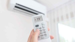Dejar el aire encendido todo el día o apagarlo y volver a encenderlo: la opción que más ahorra según los técnicos