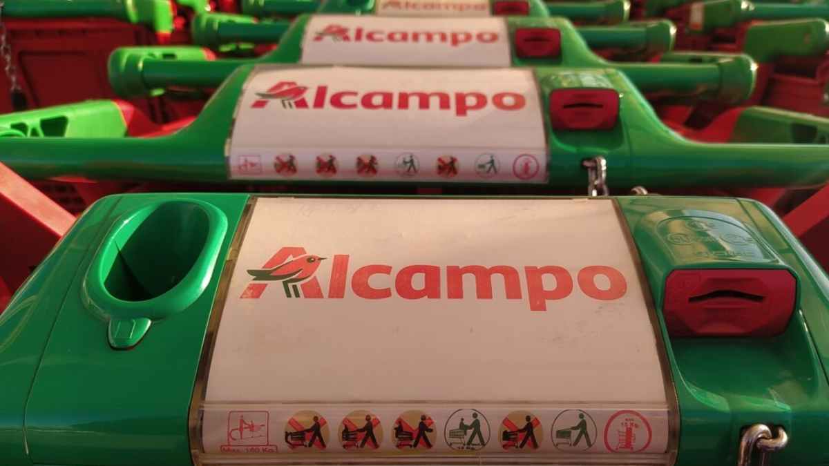 Carros de compra con el logotipo de Alcampo en un hipermercado