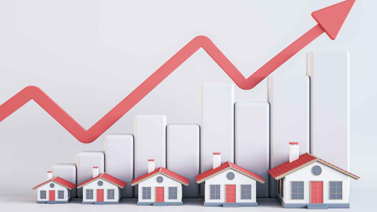 Gráfico con flecha ascendente y casas que simboliza la subida del precio de la vivienda en España, en máximos y con ecos de 2008