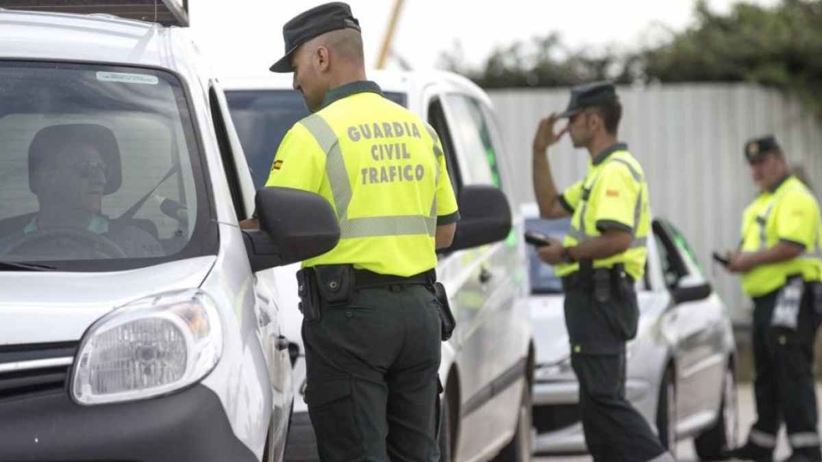 Control de tráfico de la Guardia Civil durante operación especial DGT en agosto.