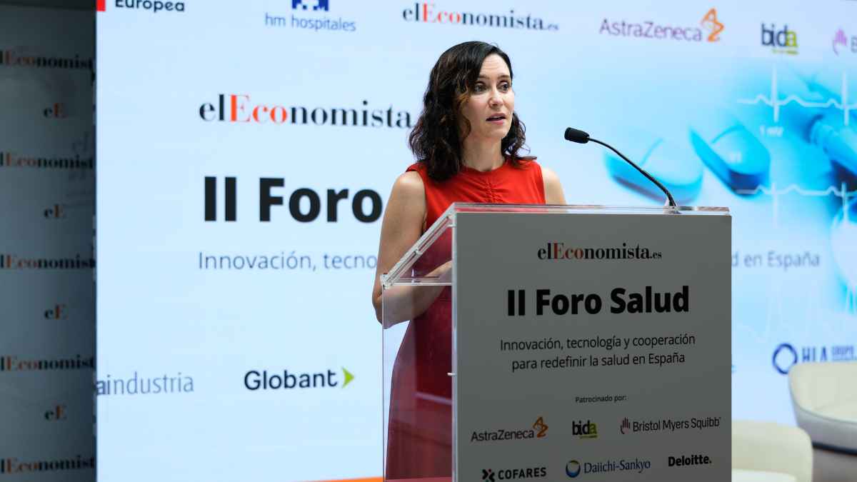 Isabel Díaz Ayuso Presidenta de la Comunidad de Madrid,anuncia que complemento mensual de 280 euros para enfermeras de centros de difícil cobertura en un foro de salud