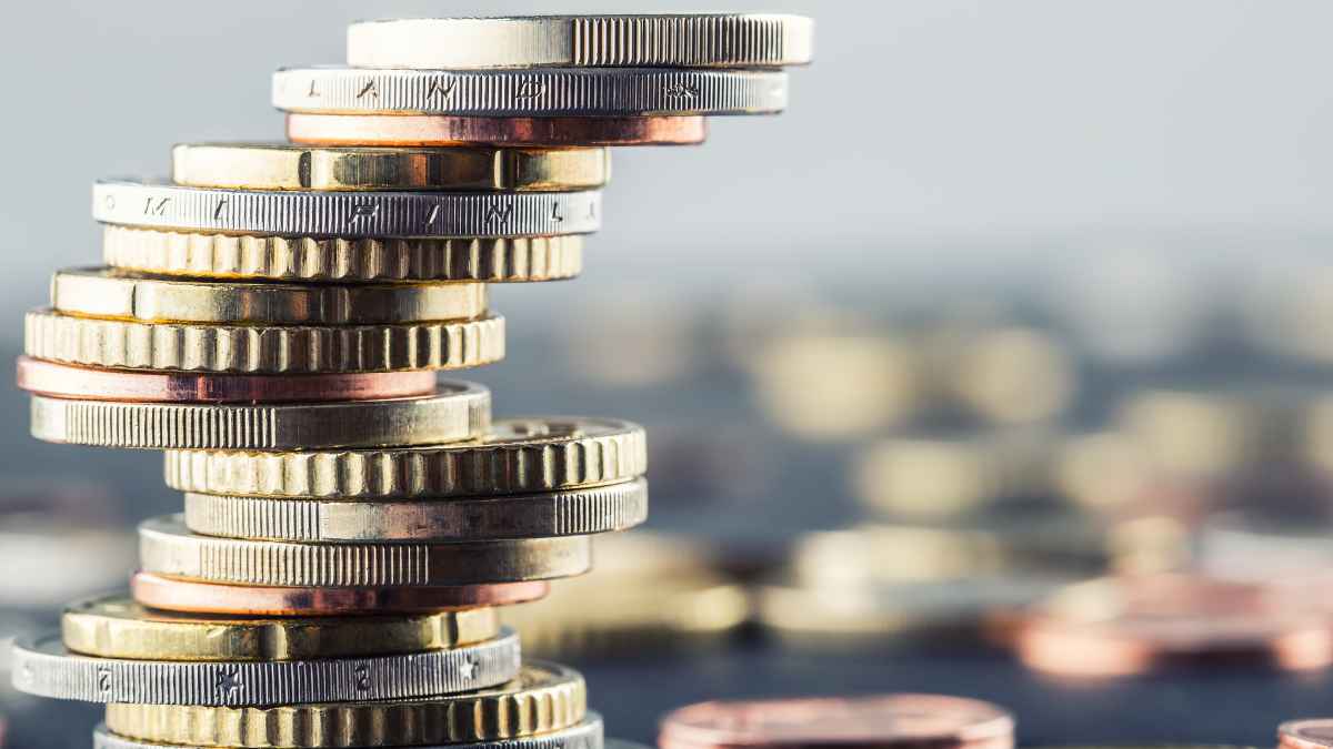 Monedas de euro apiladas que ilustran la transparencia y las comisiones claras de los bancos preferidos por los españoles