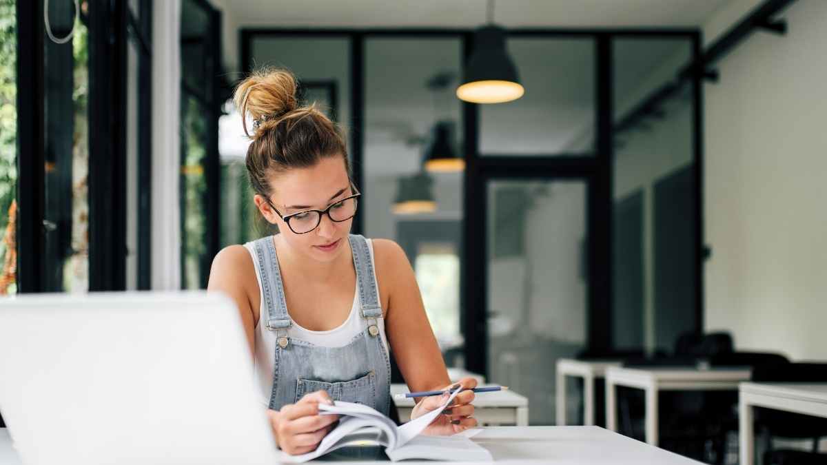Joven estudiante solicitando becas Segunda Oportunidad en Madrid