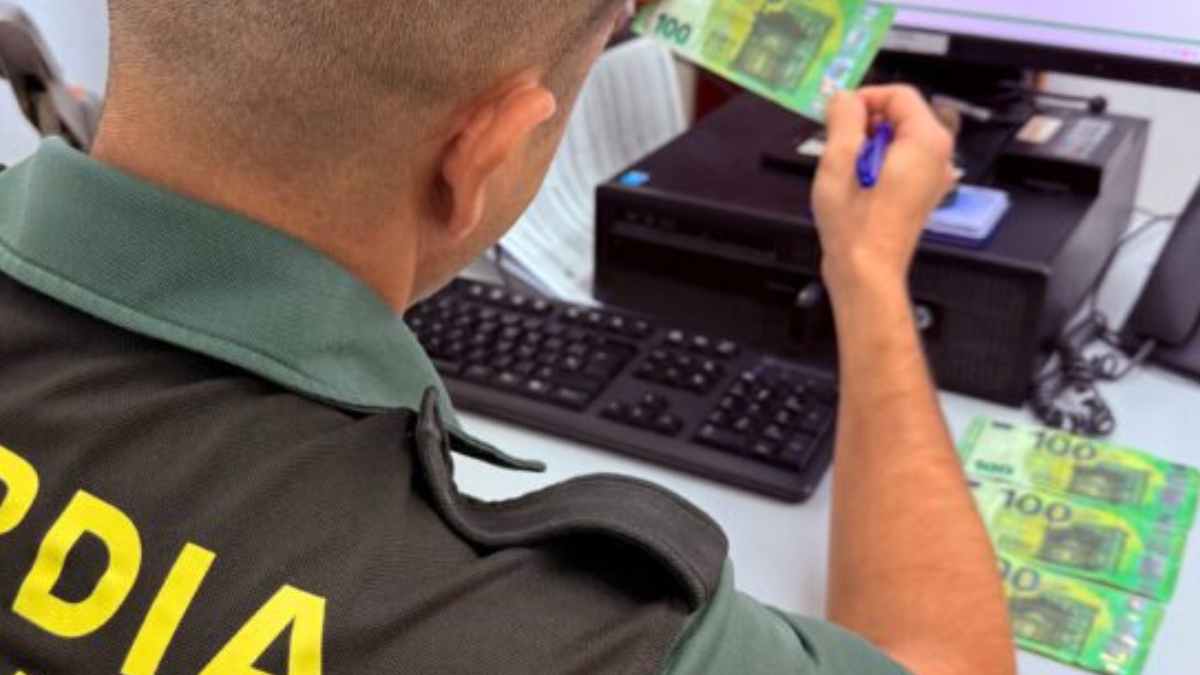 Guardia Civil examinando billetes falsos de 100 euros incautados en Mallorca