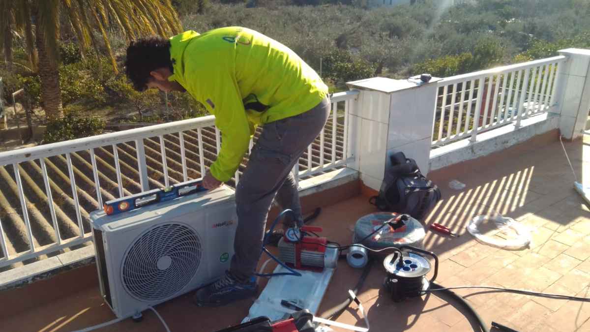 Técnico instalando aire acondicionado en una vivienda