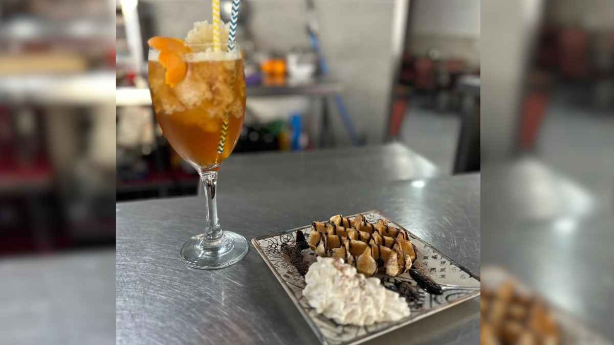 Té granizado tropical y gofre con nata en la barra de la cafetería Nueva Jami del Zaidín.