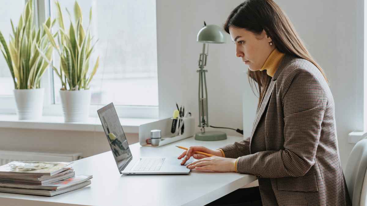 Autónoma revisando el informe semanal de altas y bajas de sus trabajadores en el portátil