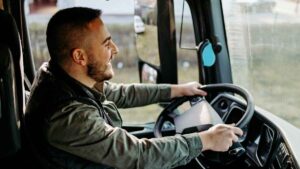 Oficial: puedes conseguir gratis el carnet de camión en Madrid y empezar a trabajar en el sector del transporte