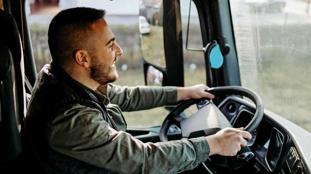 Joven conductor al volante tras conseguir el carnet de camión gratis en Madrid.