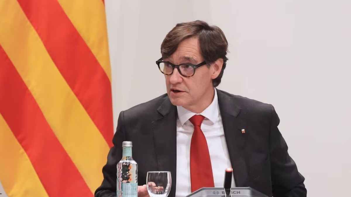 Dirigente del Govern de Cataluña en rueda de prensa sobre préstamos al 0% para jóvenes y entrada del primer piso