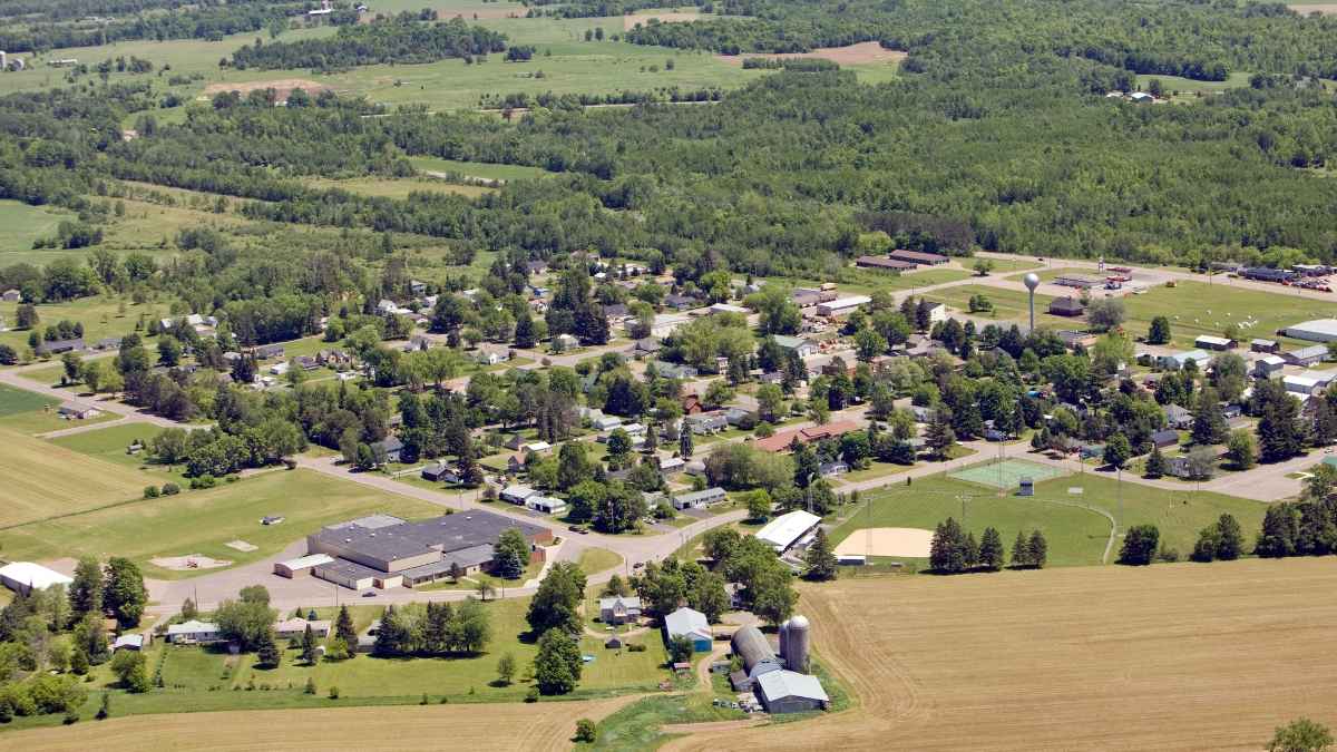Vista aérea de un pueblo rural en Castilla y León que puede beneficiarse del cheque rural de 5.000 euros para el comercio local
