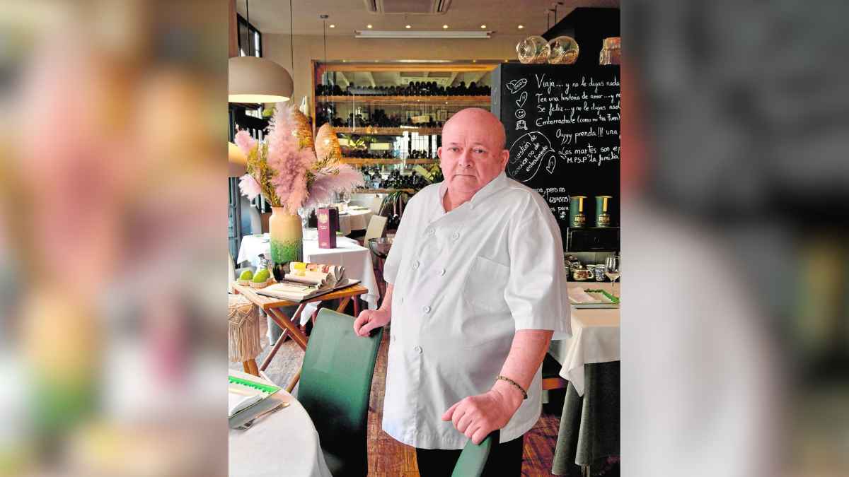 Chef en la sala del restaurante La Parranda de Murcia, icono gastronómico que cierra tras 50 años