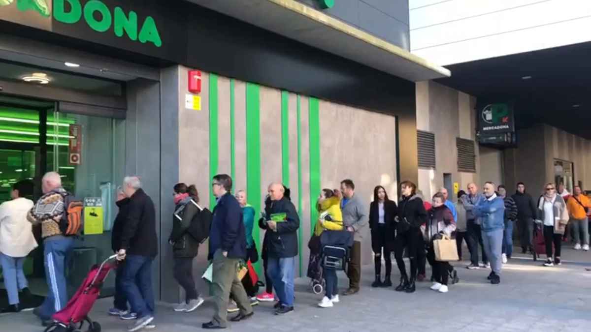 Clientes hacen cola en Mercadona para comprar la nueva colonia de 750 ml por 2,75 euros
