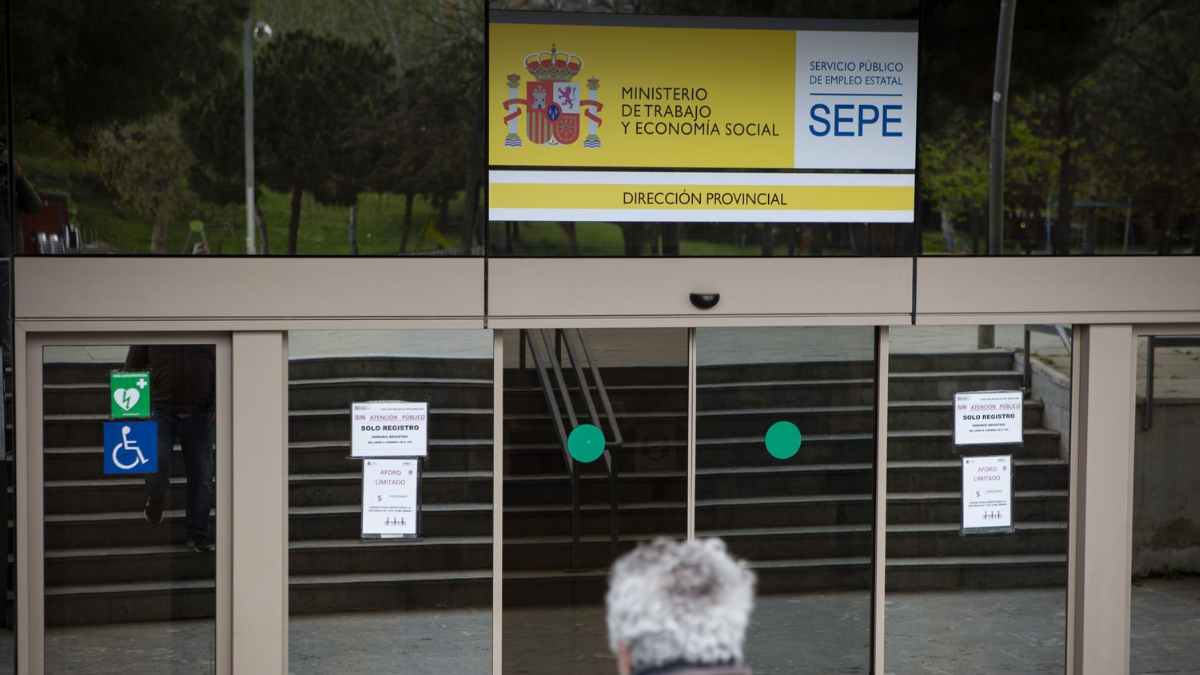 Fachada de una oficina del SEPE con cartel de solo registro y sin atención presencial