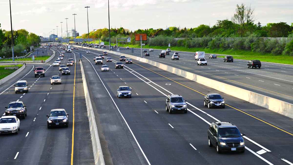 Autovía con coches en circulación donde se aplicaría el pago por kilómetro propuesto por SEOPAN