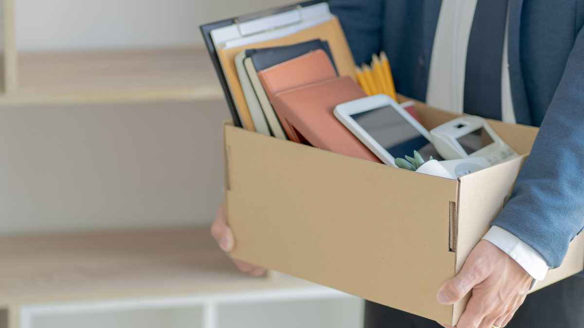 Trabajador despedido con una caja de pertenencias en la oficina, el más veterano de su empresa, a cuatro años de jubilarse