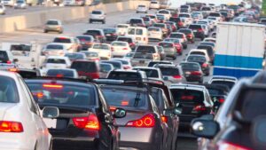 La DGT lanza un aviso ante el récord de desplazamientos: viajar con el depósito lleno evitará problemas en retenciones y emergencias