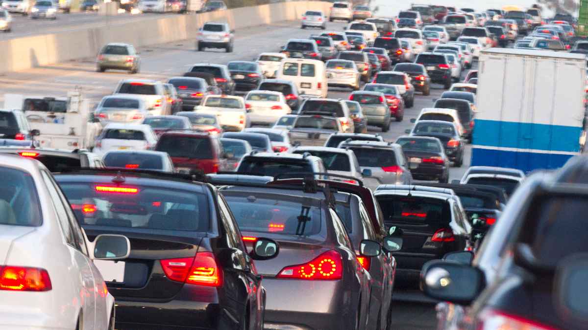 Atasco en autopista con cientos de vehículos; la DGT prevé un récord de desplazamientos en agosto y aconseja viajar con el depósito lleno.