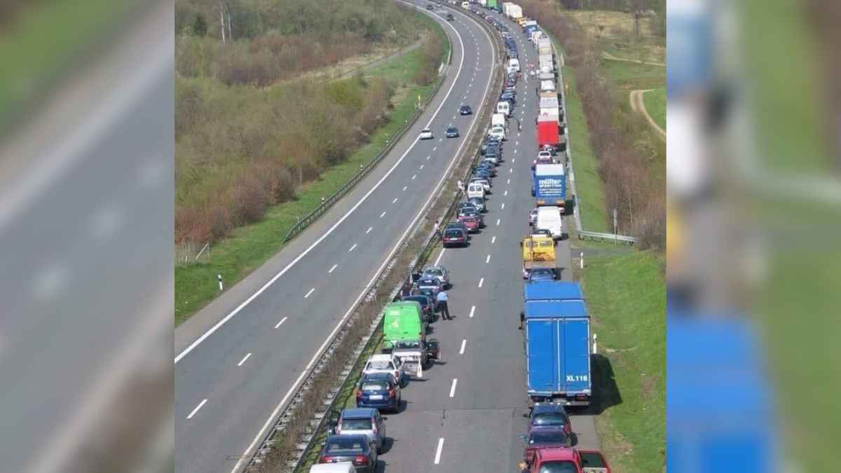 Tráfico en autovía con carril de emergencia libre para vehículos prioritarios obligatorio en 2026 según la DGT