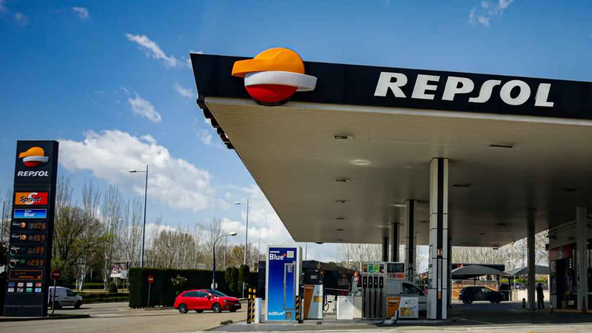 Gasolinera Repsol con logo, símbolo de su cultura de conciliación y flexibilidad laboral