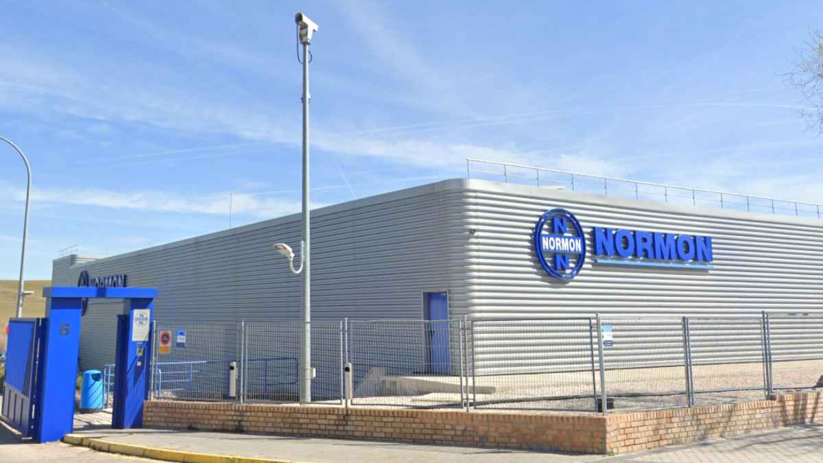 Fachada de los laboratorios Normon en Tres Cantos Madrid donde se ofrecen empleos con contrato indefinido y turnos fijos