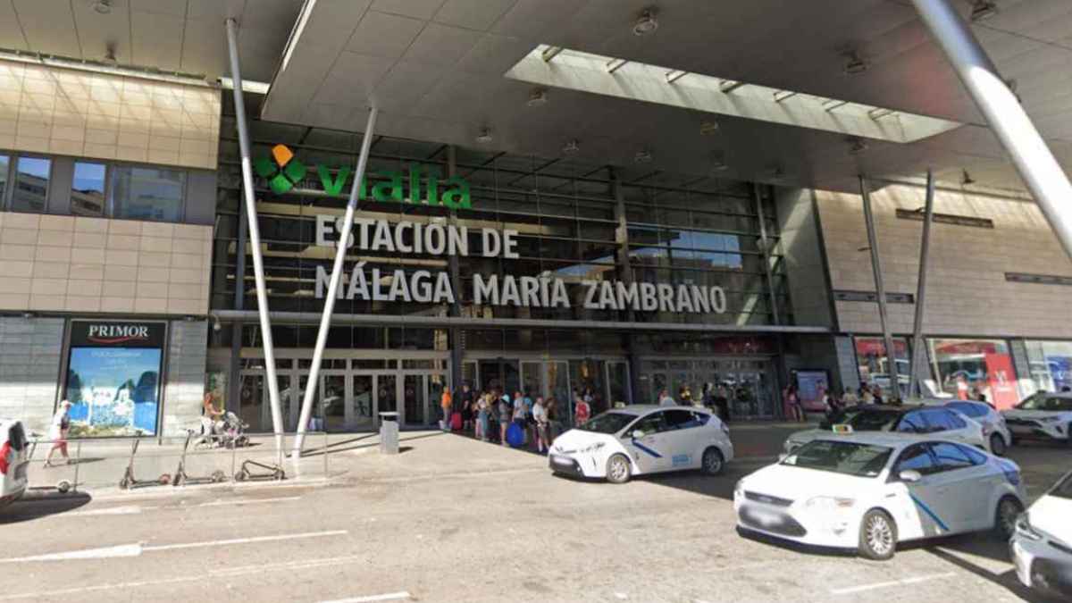 Entrada principal del Centro Comercial Vialia Málaga María Zambrano