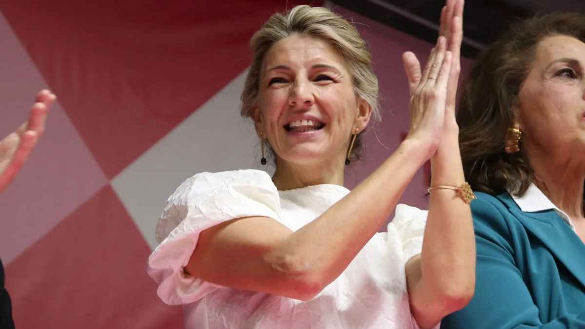 Estatuto de los Trabajadores: la empresa no puede imponer las fechas de vacaciones; mujer aplaudiendo en un acto