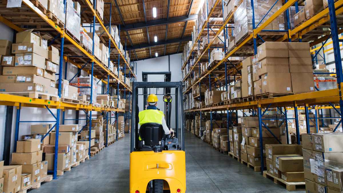 Empleado trabajando en almacén, afectado por la obligación del Estatuto de los Trabajadores sobre informar vacantes.