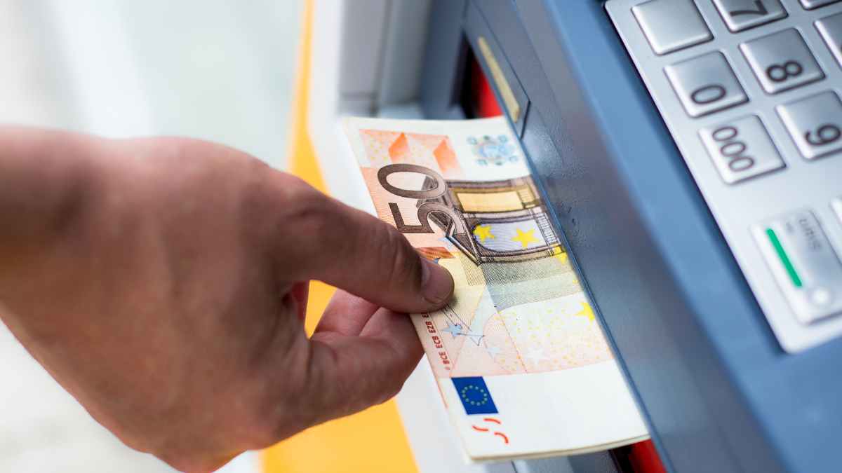 Retirada de pensión en cajero automático en agosto de 2025