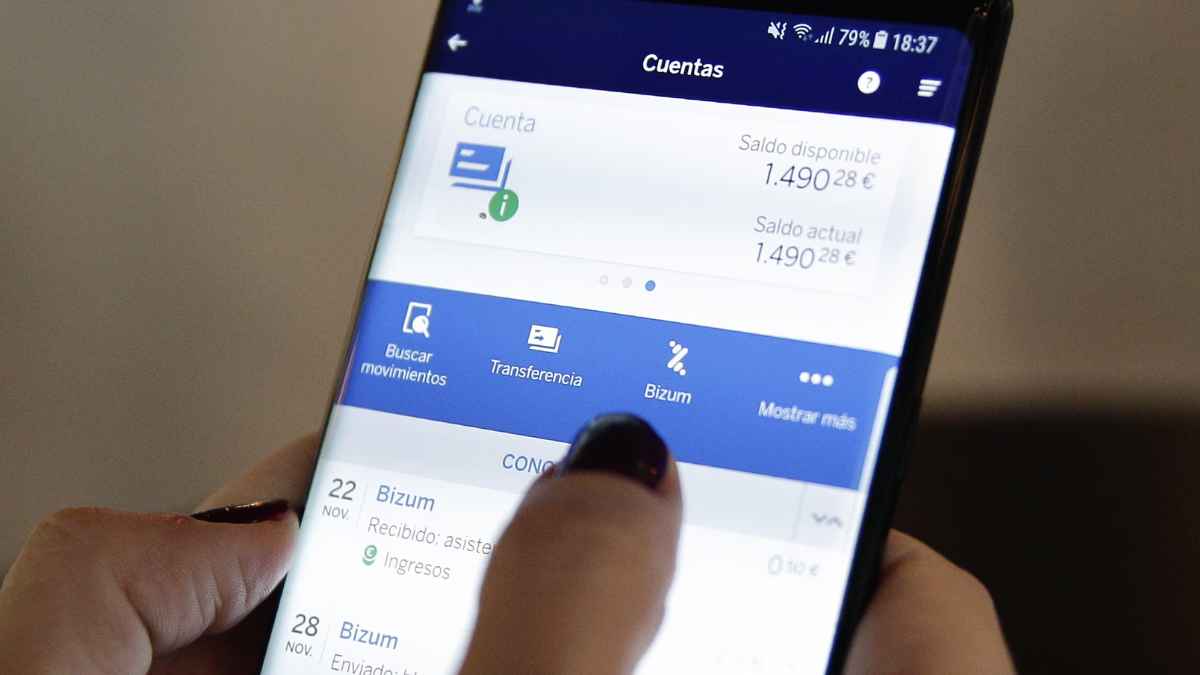 App bancaria en móvil con Bizum y Transferencia; control de Hacienda sobre pequeños pagos y transferencias