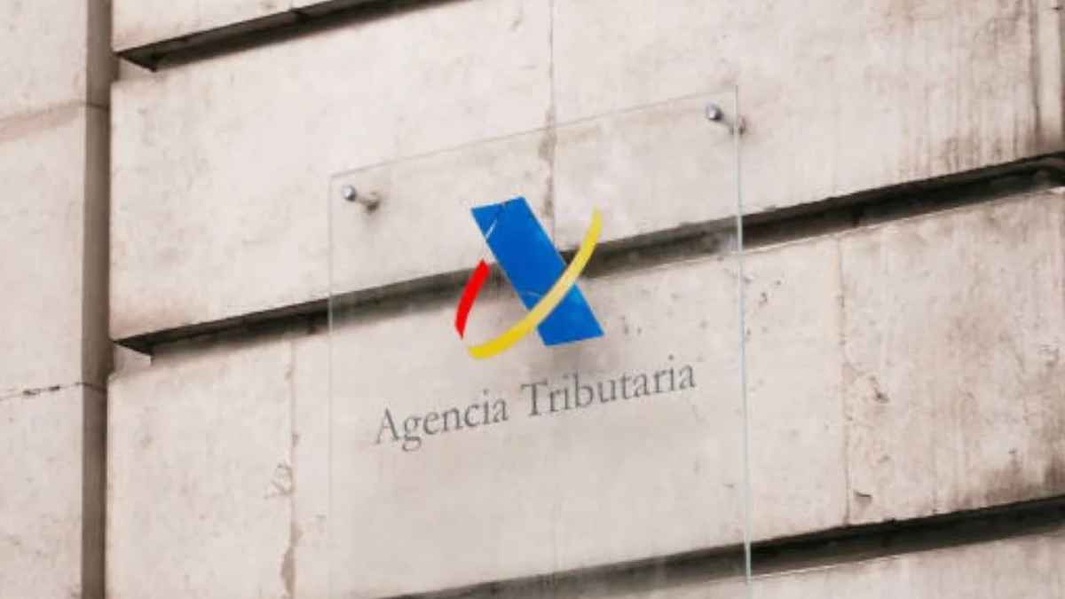 Logo de la Agencia Tributaria en la fachada de Hacienda en España, imagen ilustrativa del control de cuentas compartidas