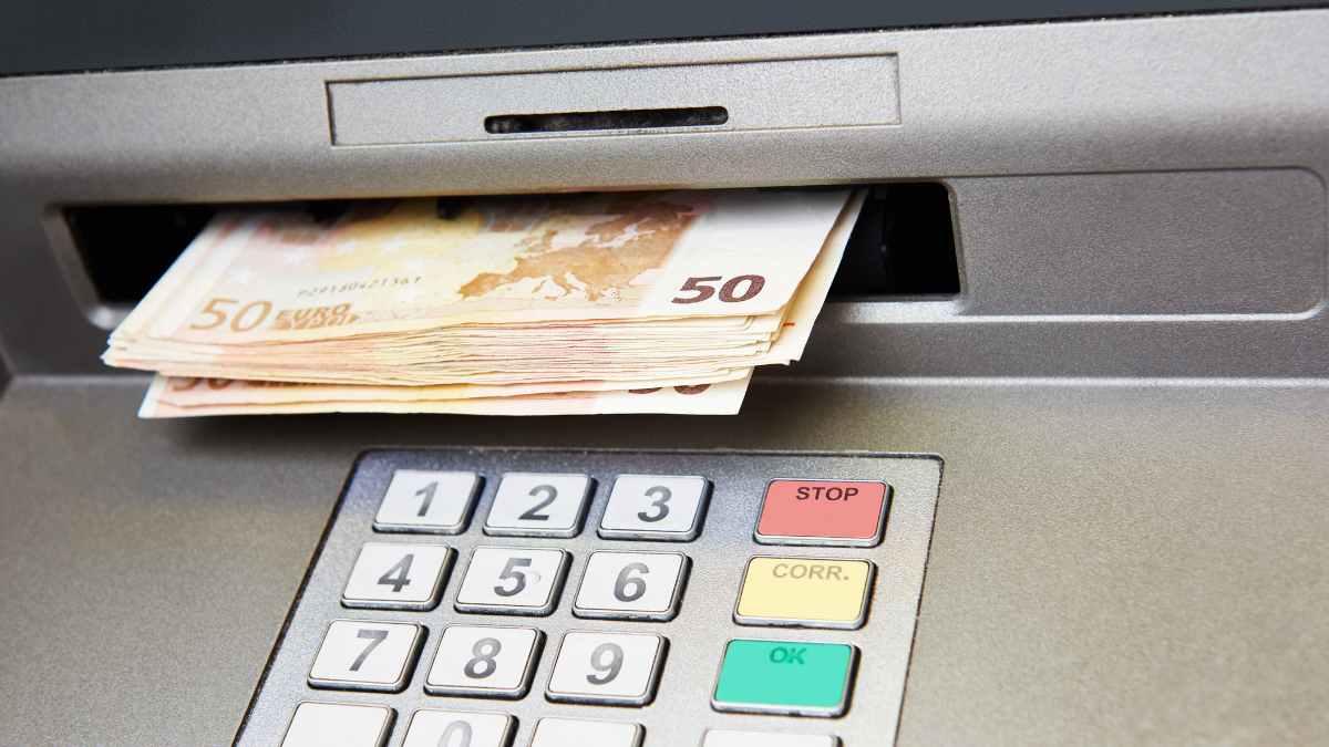 Cajero automático expulsando dinero retirado de una herencia