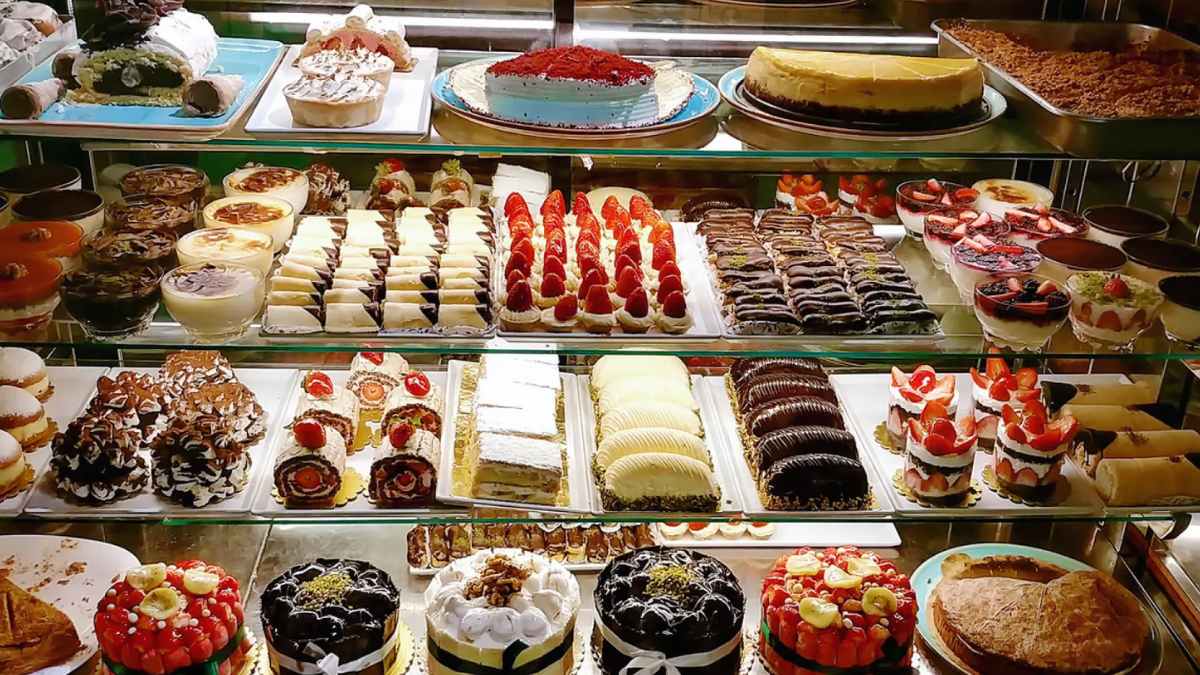 Vitrina con tartas y pasteles de la histórica pastelería fundada en 1931, cerrada definitivamente con 50 empleados despedidos.