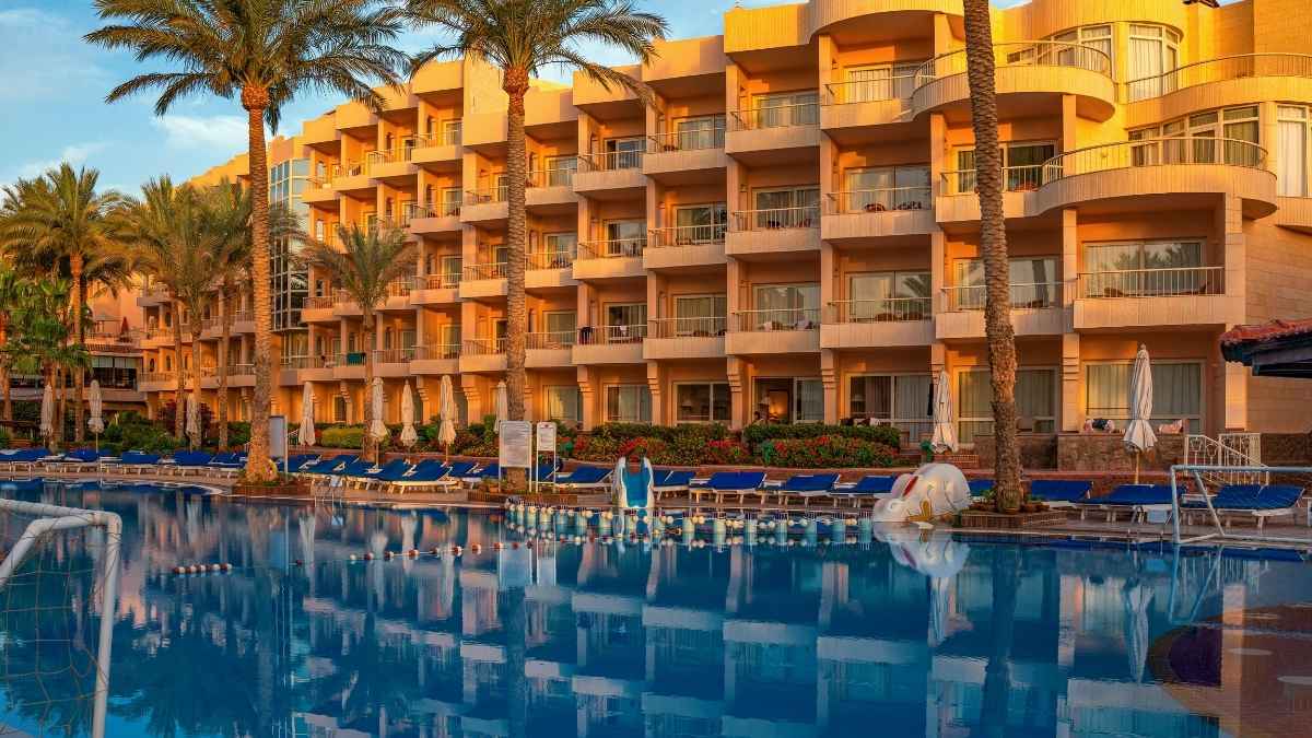 Hotel de cuatro estrellas con piscina; multa de 5.400 € por exigir escanear el DNI en el check-in