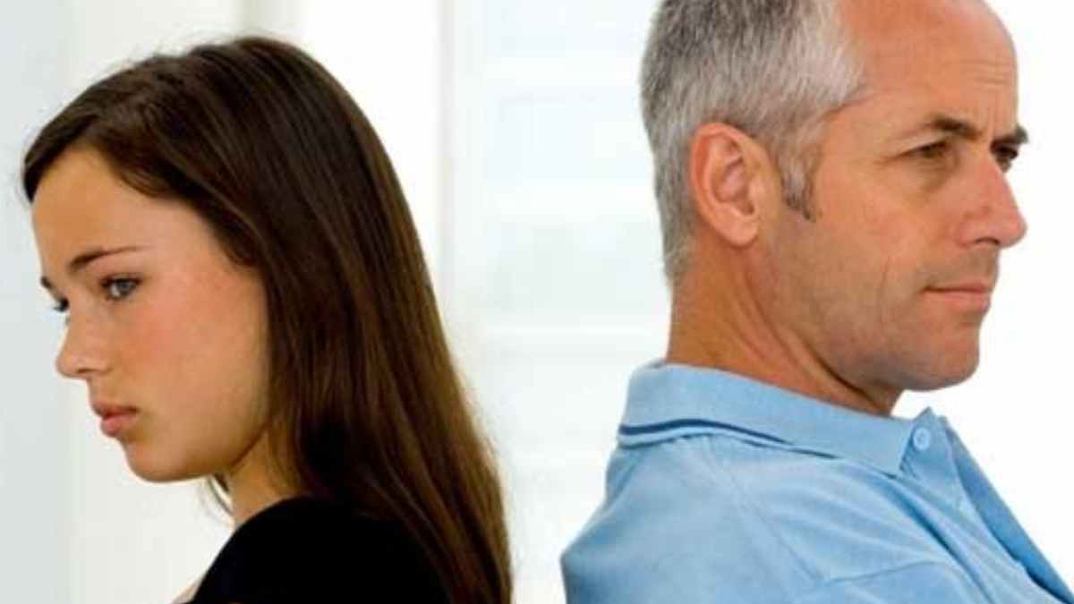 Padre e hija distanciados tras sentencia sobre pensión de alimentos por dejar trabajo para estudiar