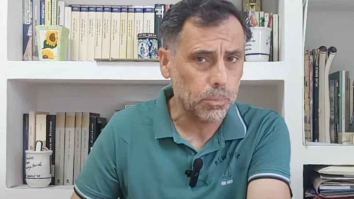Funcionario de la Seguridad Social explica tres claves de la jubilación anticipada voluntaria en vídeo, con micrófono de solapa.