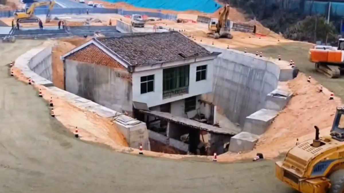 Casa de jubilado en China rodeada por una autovía tras rechazar dinero y vivienda alternativa