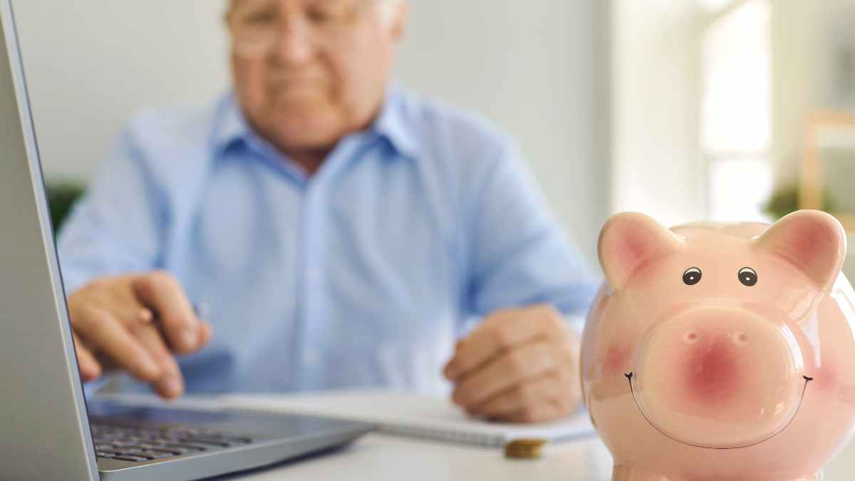 Hombre mayor calcula reducción del 5,5 % de su pensión al jubilarse un año antes en la Seguridad Social