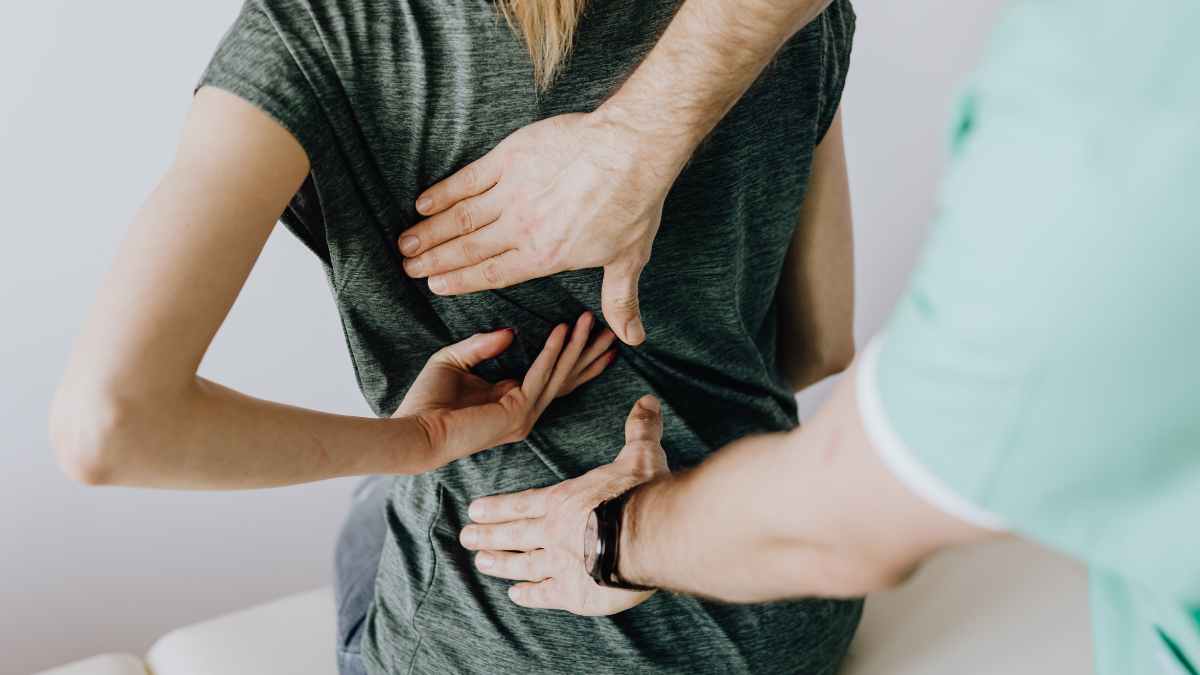 Trabajadora con dolor lumbar diagnosticada con síndrome de espalda fallida durante reconocimiento médico
