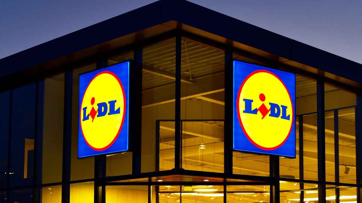 Fachada iluminada de tienda Lidl donde venden la herramienta eléctrica barata para bricolaje casero