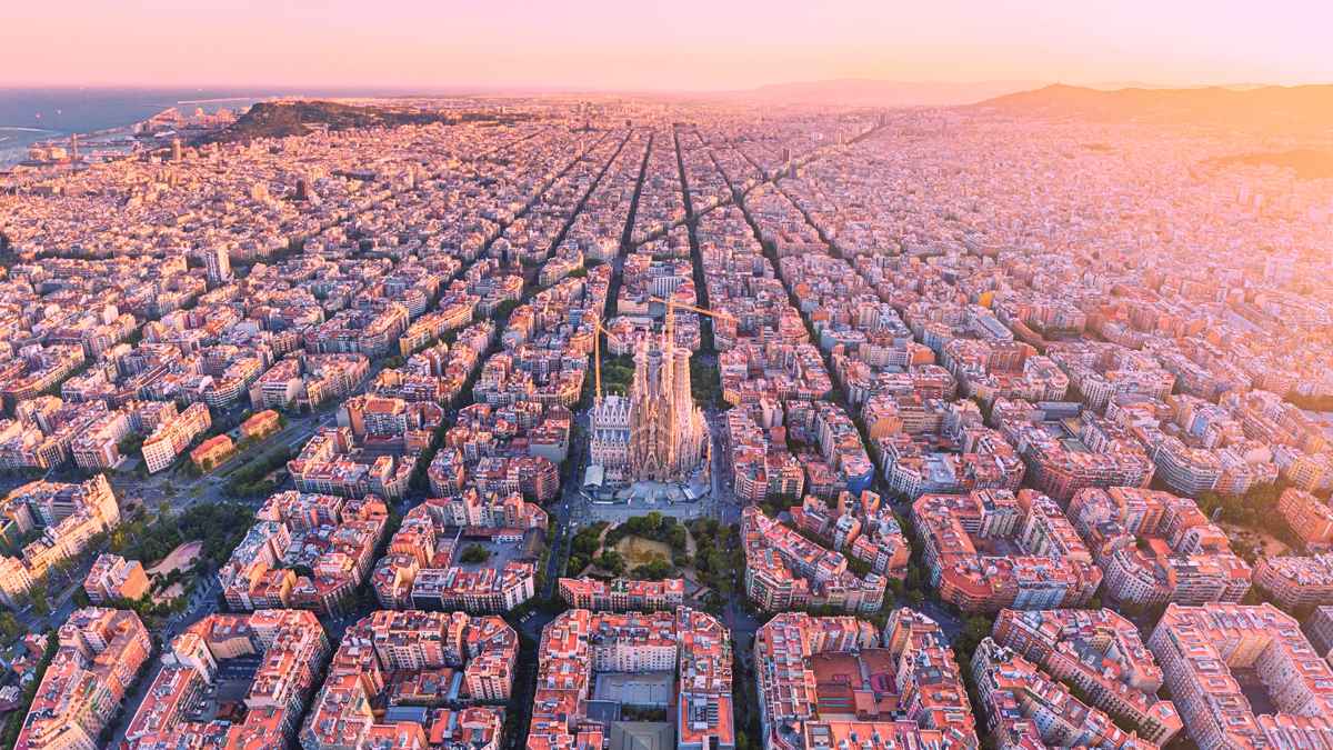 Vista aérea de Barcelona con la Sagrada Familia al atardecer durante el macropuente de septiembre en Cataluña