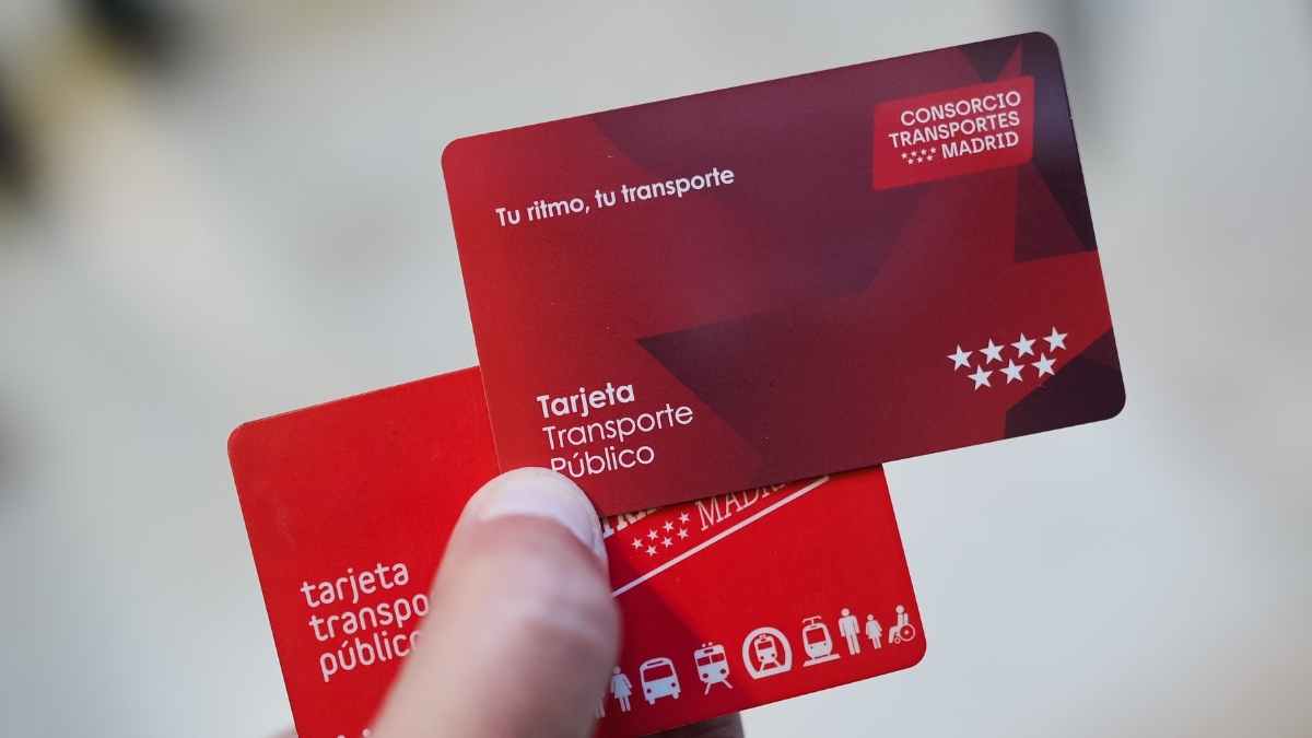 Nueva Tarjeta Transporte Público de Madrid (diseño 2025) sostenida sobre la versión roja anterior.