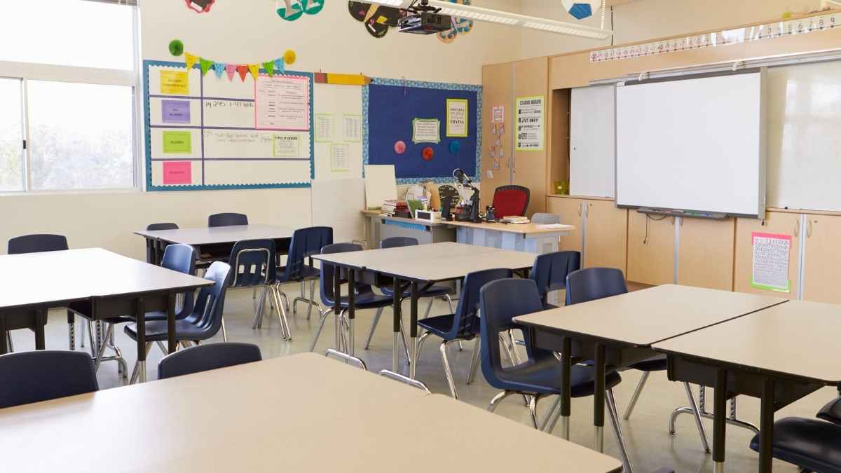 Aula vacía de un colegio público en Madrid preparada para las actividades gratuitas de tarde del programa Patios Abiertos